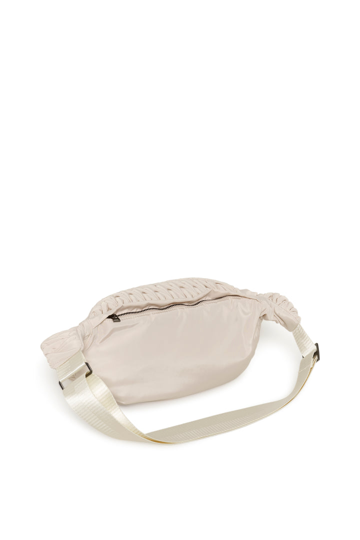 Sac bandoulière matelassé Samy Bumbag avec texture froncée, forme ergonomique demi-lune et bandoulière ajustable.