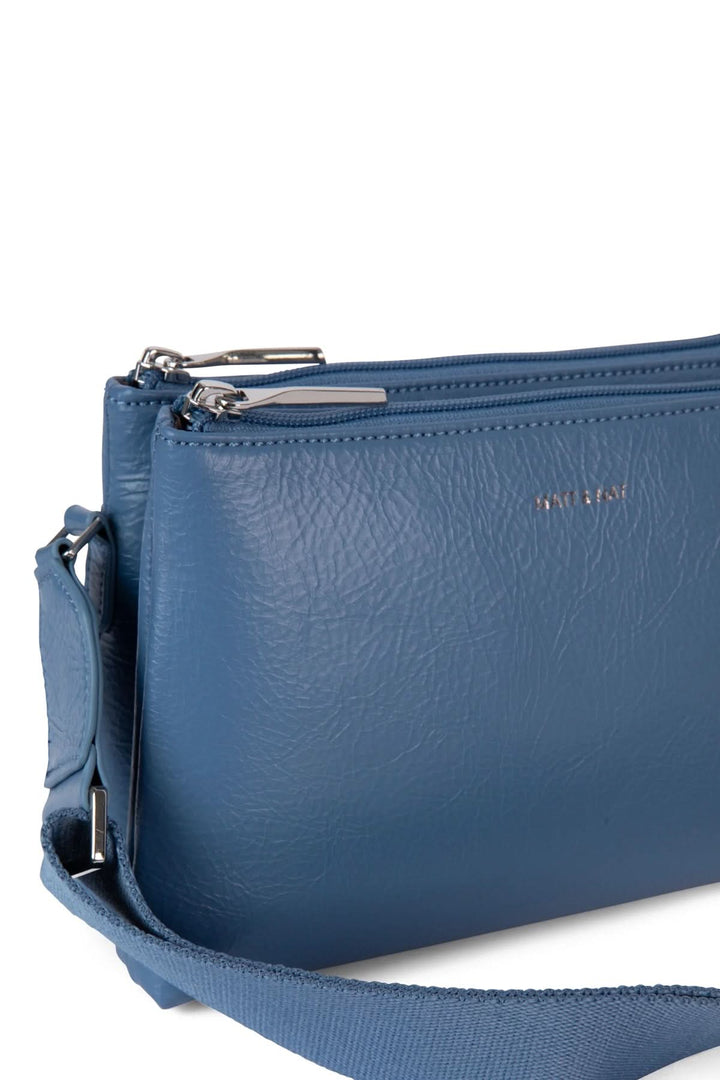 Sac à mains bleu Indie avec compartiments zippés et bretelle ajustable.