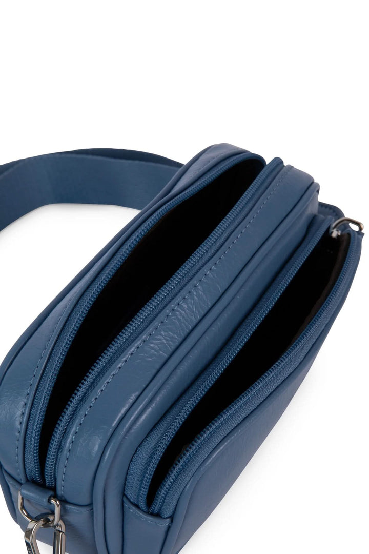 Sac à main Soleil bleu avec deux compartiments zippés et une bandoulière ajustable.