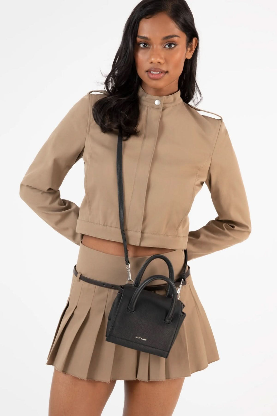 Sacoche Adelmicro vegan portée par une mannequin, associée à une tenue chic et moderne.