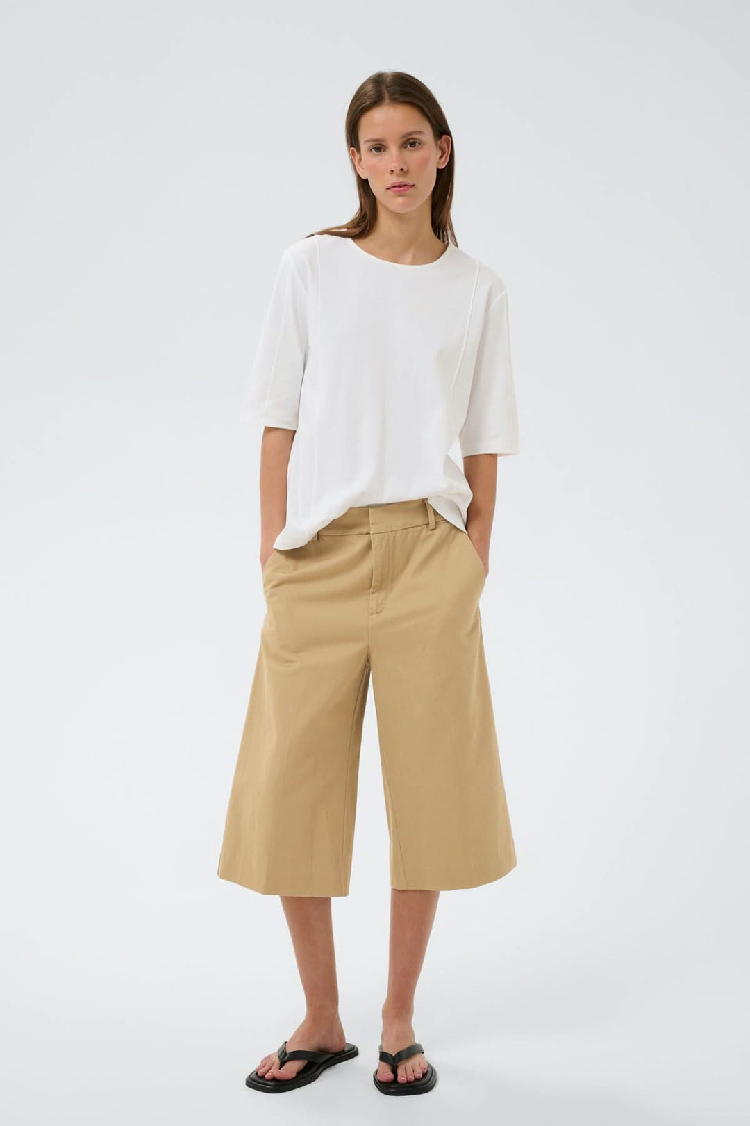 Short bermuda structuré Diazi en beige, coupe droite, longueur genou, avec poche latérale, porté par une femme en t-shirt blanc.