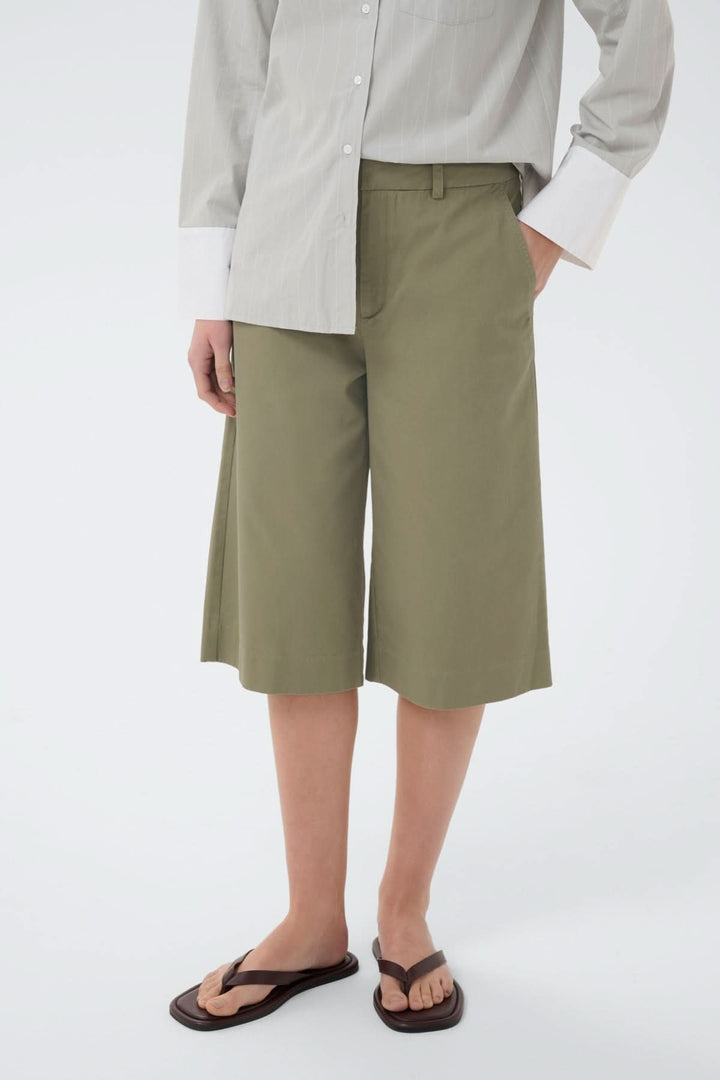 Short bermuda structuré Diazi kaki, coupe droite, longueur au genou, avec poches latérales et passants de ceinture pour un style moderne.