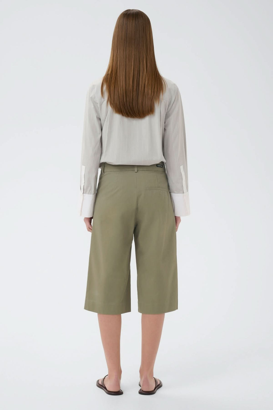 Short bermuda structuré Diazi, coupe droite, longueur au genou, avec une finition lisse et structurée, idéal pour un look moderne.