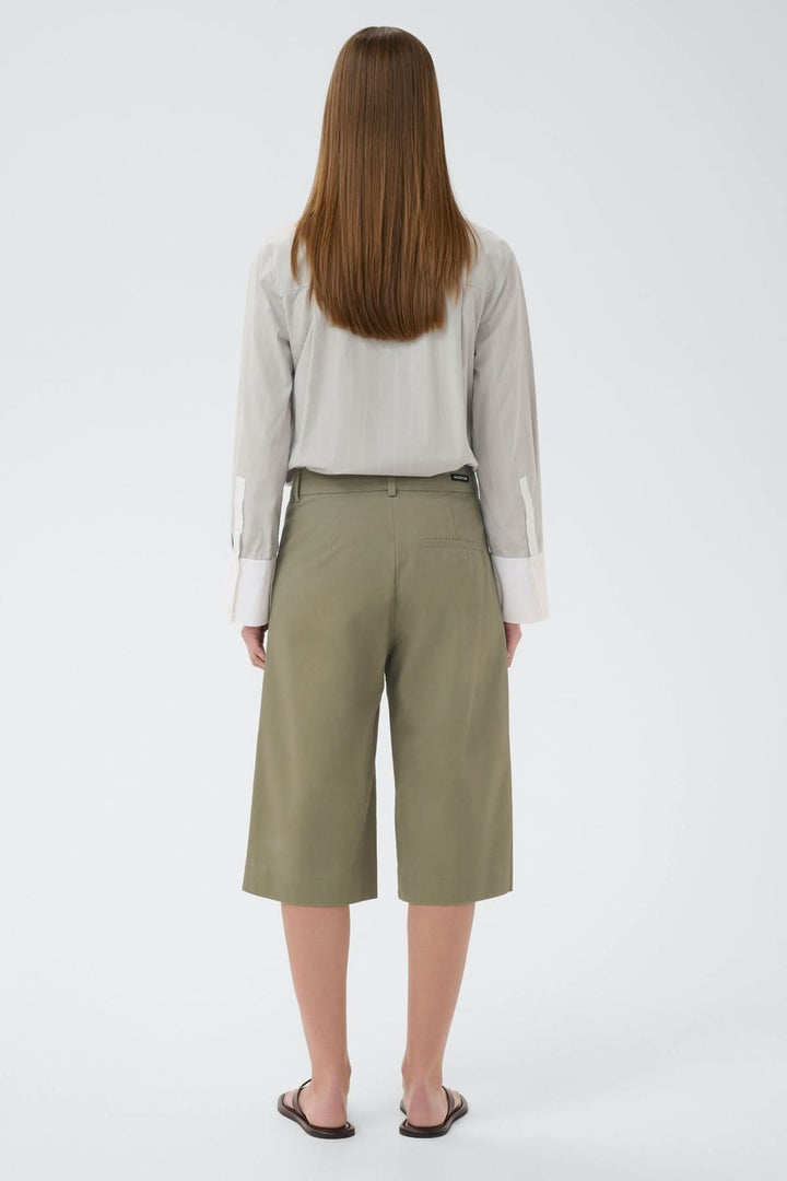 Short bermuda structuré Diazi, coupe droite, longueur au genou, avec une finition lisse et structurée, idéal pour un look moderne.