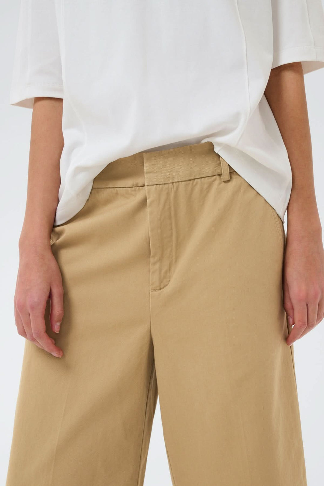 Short bermuda structuré Diazi couleur beige, coupe droite, longueur genou, avec poches latérales et passants de ceinture.