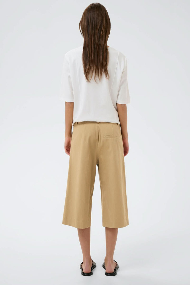 Vue arrière du Short bermuda structuré Diazi beige porté par une femme, coupe droite, longueur genou, avec passants de ceinture.