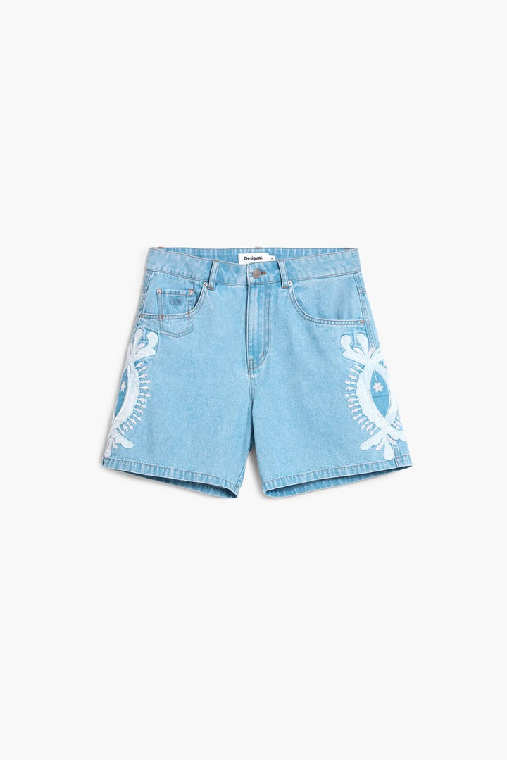 Short en jean brodée avec broderies graphiques sur le devant, coupe droite et confortable, idéal pour un look estival polyvalent.
