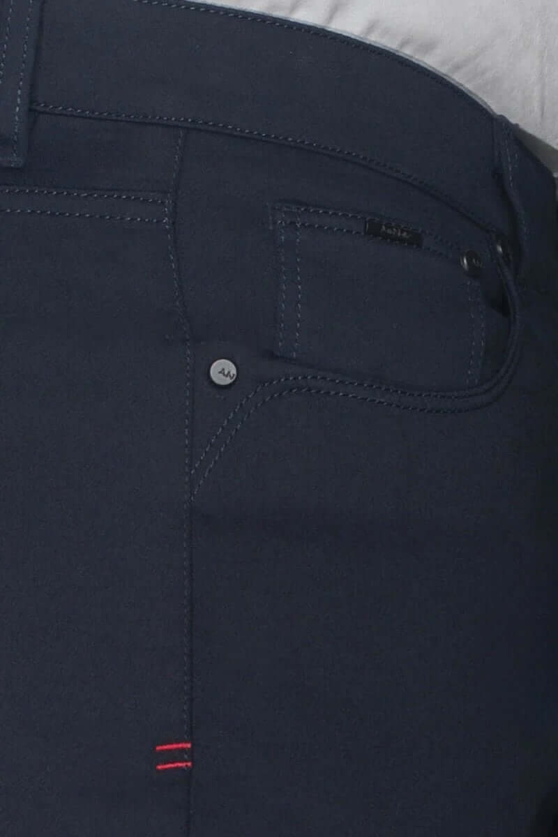 Shorts Jay en denim moderne, coupe ajustée, poches, détails de broderie, idéal pour un look urbain décontracté.