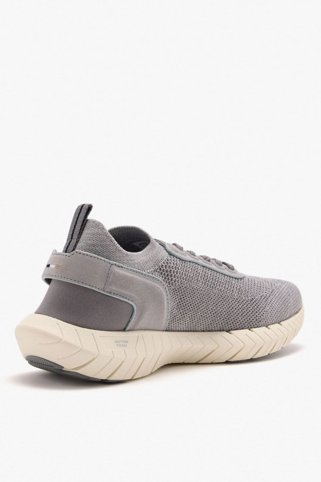 Sneaker Motion slon kns, une chaussure en maille technique grise avec semelle légère et silhouette épurée, vue arrière/latérale.