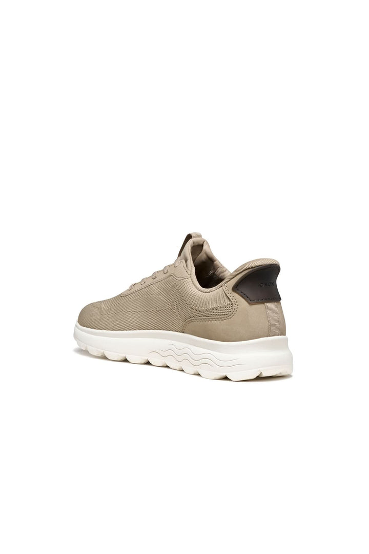 Vue latérale du sneaker en maille respirante avec semelle épaisse amortissante pour un soutien optimal et confort quotidien.