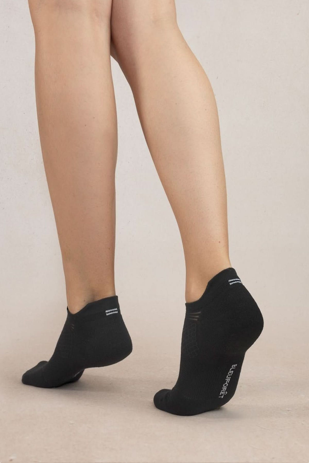 Socquettes sport dynamic noires, offrant confort et respirabilité pour activités sportives.