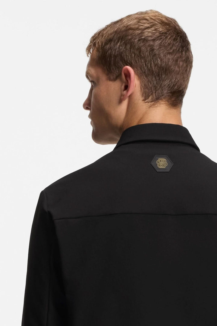 Vue arrière de la Surchemise décontractée déperlante en gabardine BOSS, montrant les détails du logo sur le col.
