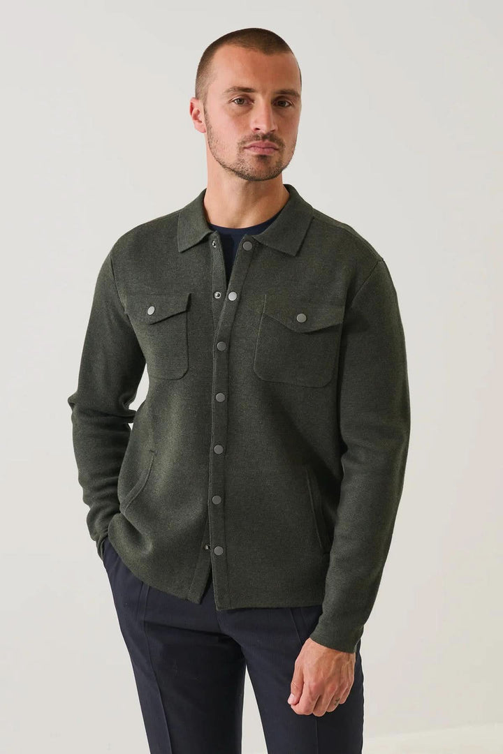 Homme portant une surchemise en laine mérinos extra-fine à boutons-pression, style élégant et moderne pour la saison.