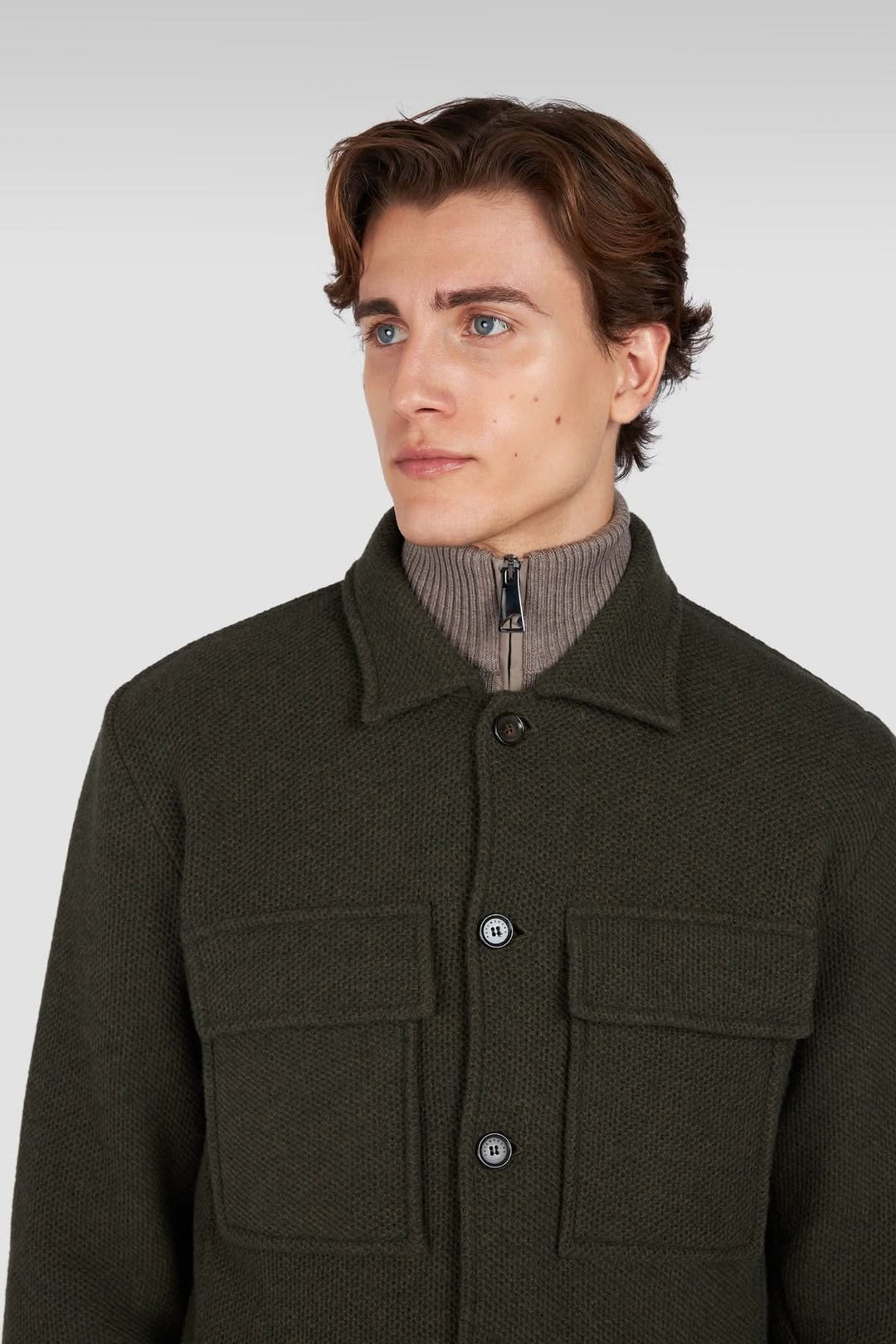 Surchemise en laine texturée avec poches plaquées sur un mannequin, élégante et moderne.