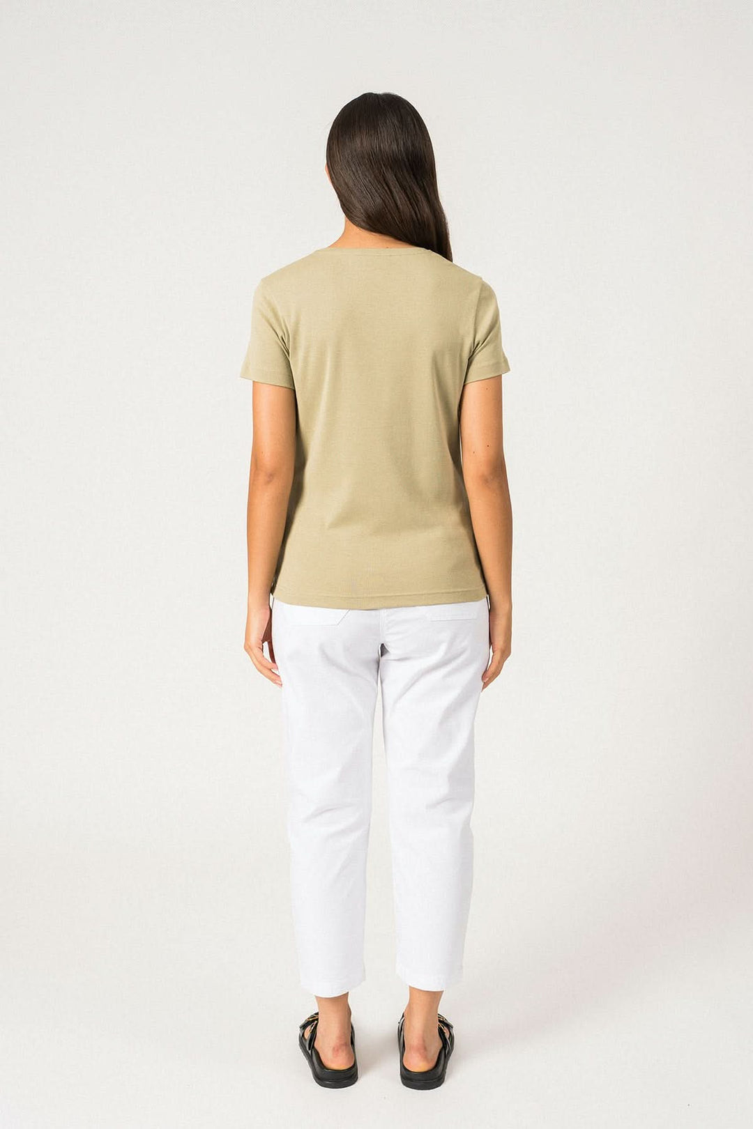 Vue arrière d'un t-shirt AJACCIO II beige, associé à un pantalon blanc, style décontracté.