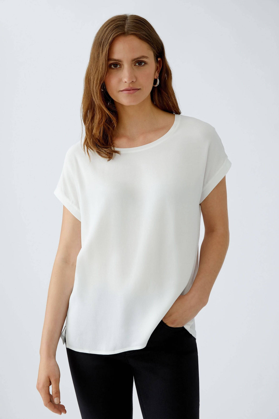 T-shirt Ayano blanc avec coupe droite et manches courtes, style fluide pour un confort décontracté et soigné.