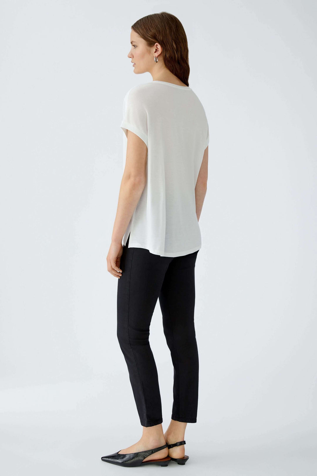 T-shirt Ayano fluide et épuré, coupe droite, manches courtes retroussées, idéale pour un look décontracté et confortable au quotidien.