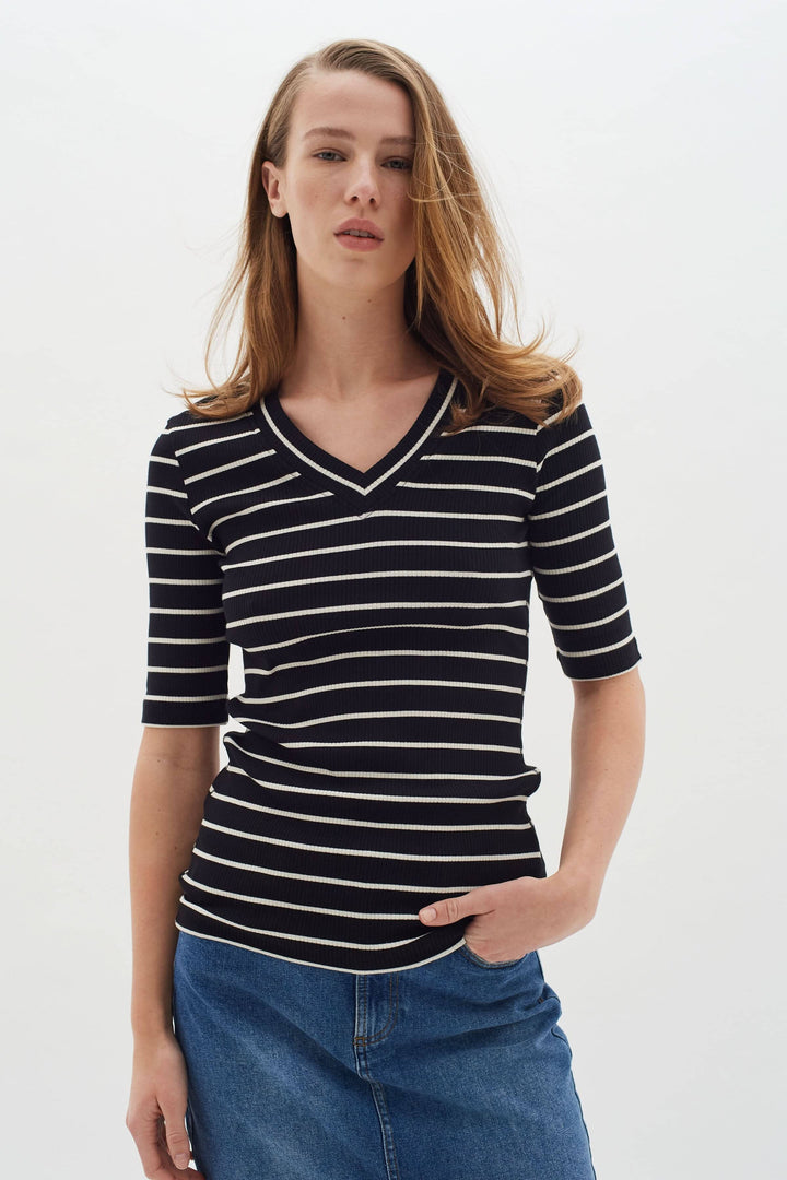T-shirt Dagna à rayures, coupe ajustée, manches 1/2, encolure en V, style minimaliste.