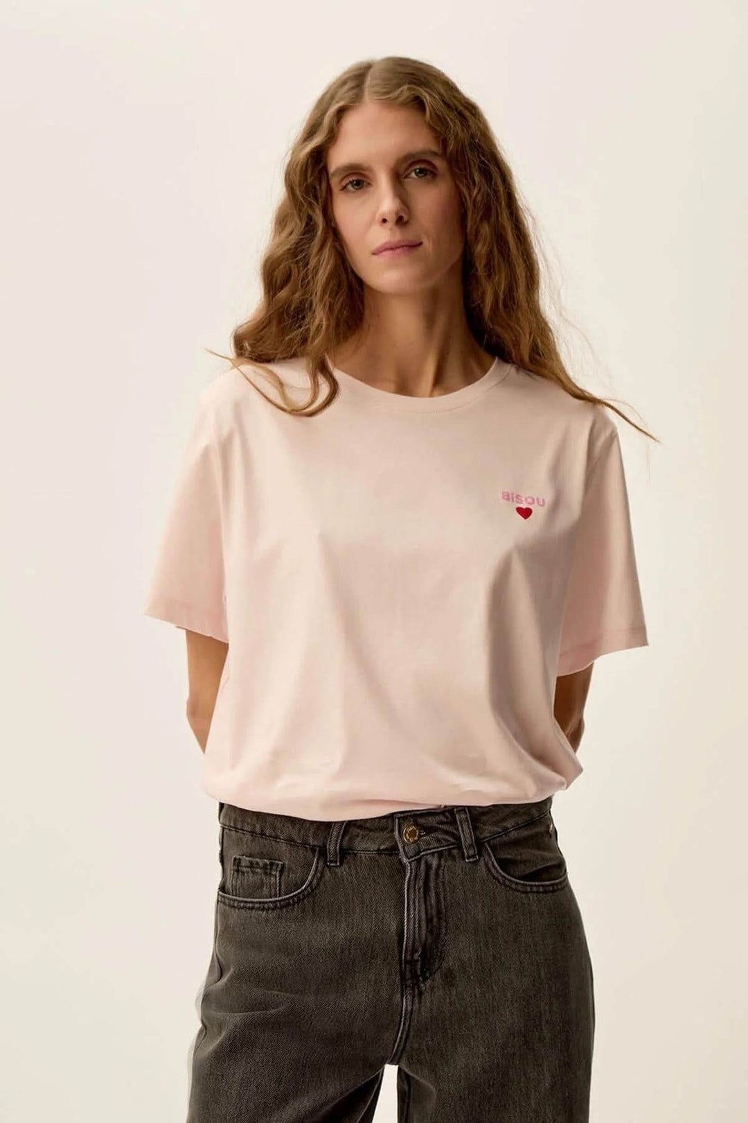 T-shirt Gazoline rose avec impression 'Bisous' porté par mannequin, style décontracté, coupe droite, en coton doux.