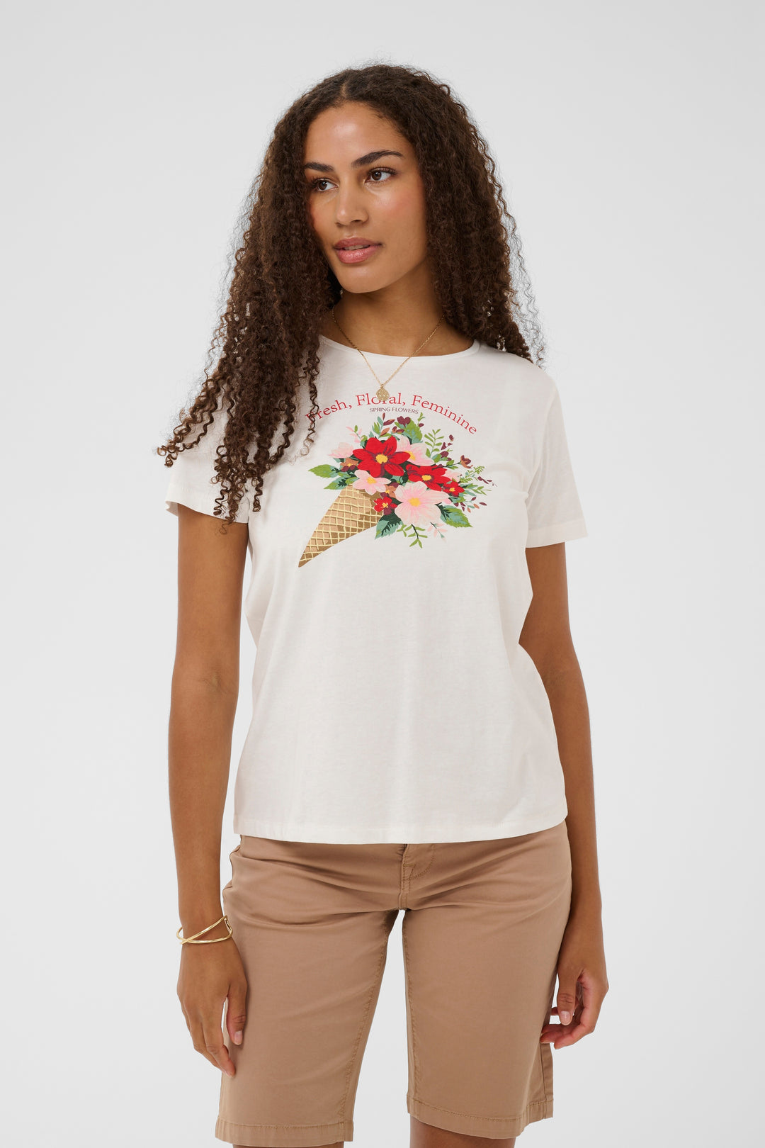 Femme portant un T-shirt Joliy avec imprimé artistique, coupe droite et manches courtes, idéal pour un style décontracté et féminin.