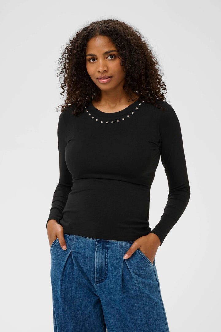 Femme portant le T-shirt Marty à manches longues avec détails à l&