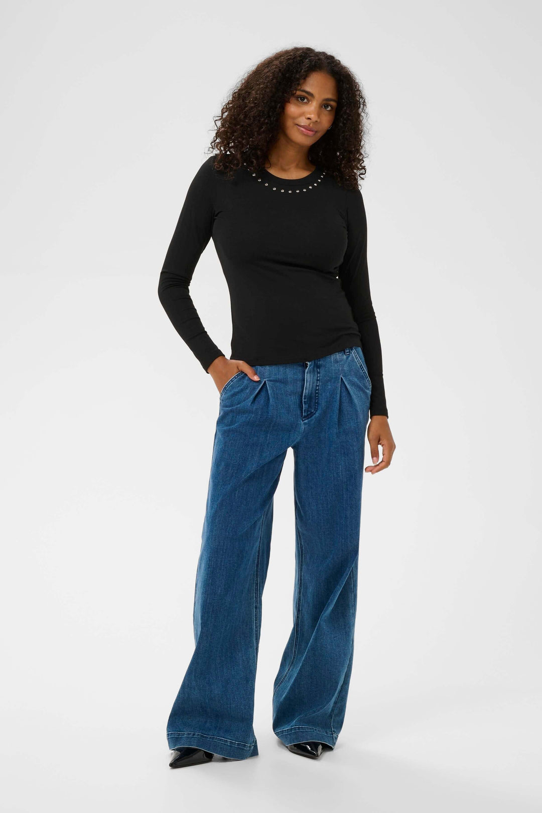 Femme portant le T-shirt Marty à manches longues ajusté avec détails décoratifs à l&