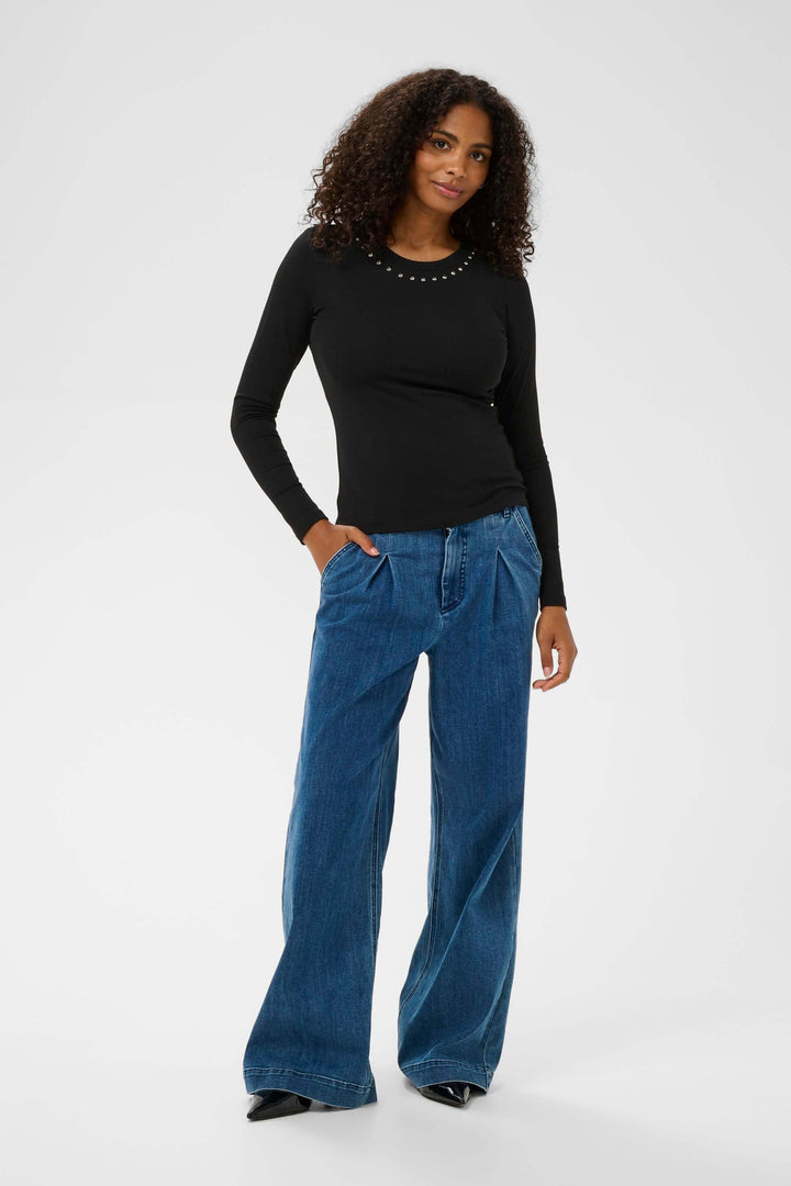 Femme portant le T-shirt Marty à manches longues ajusté avec détails décoratifs à l&