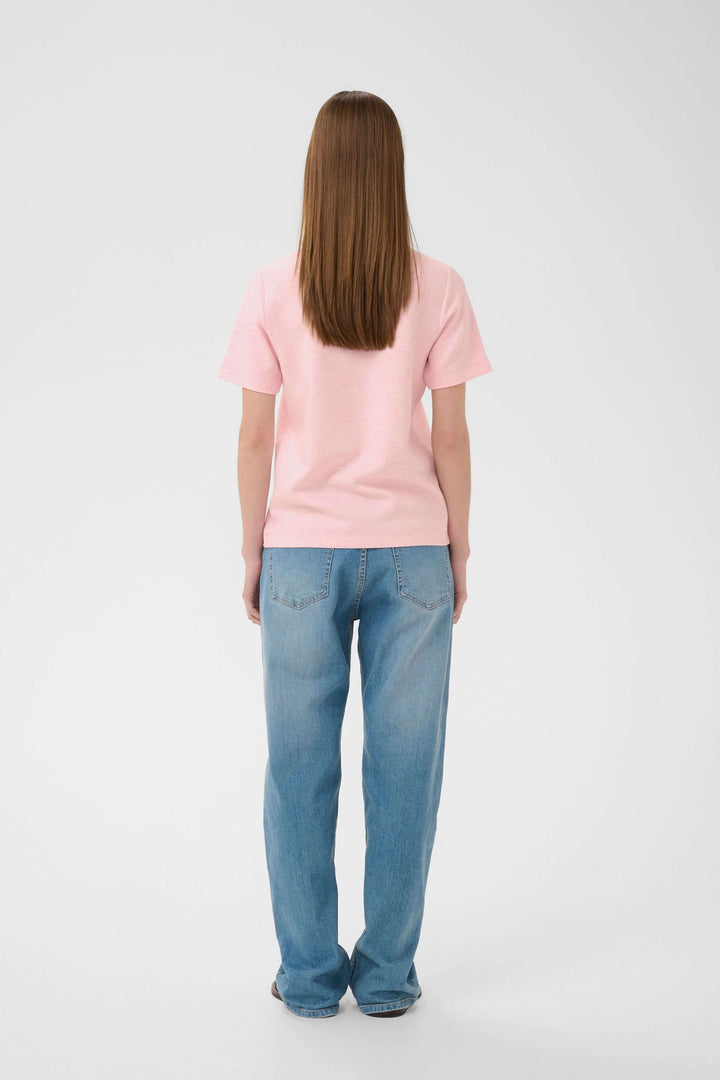 T-shirt Vincent rose avec coupe droite, manches courtes, porté avec un jean, vu de dos, style minimaliste et confortable.