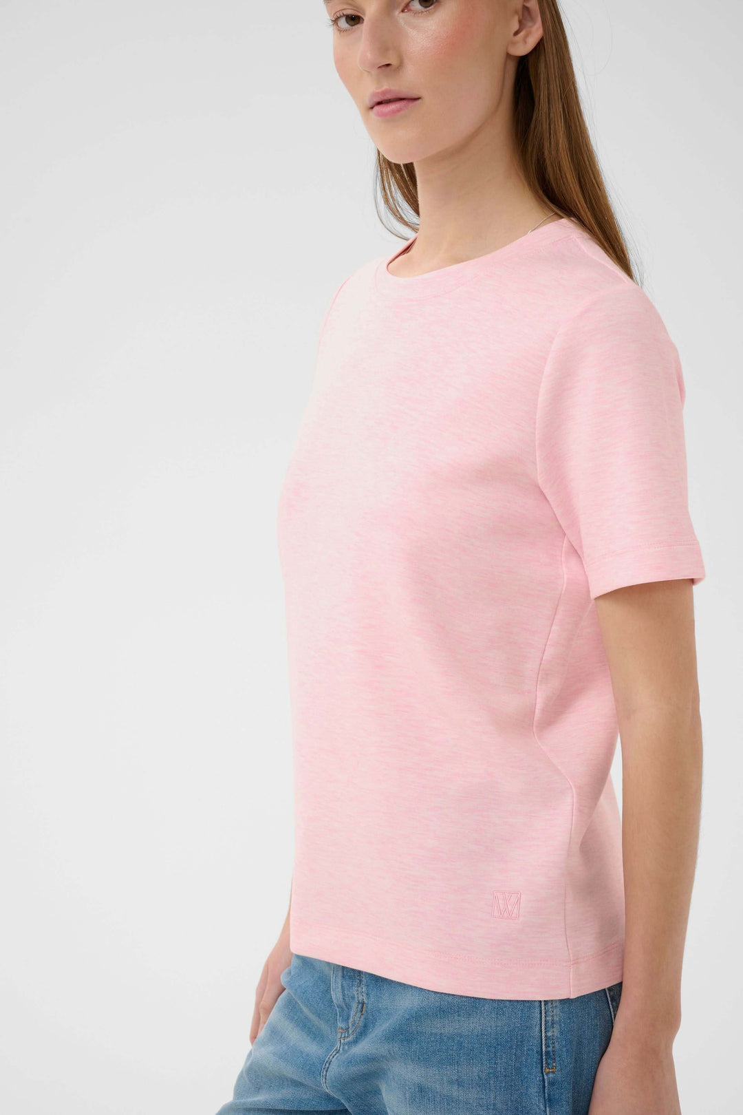 T-shirt Vincent rose avec coupe droite, manches courtes, et encolure ronde, porté par une femme. Confort et style minimaliste.