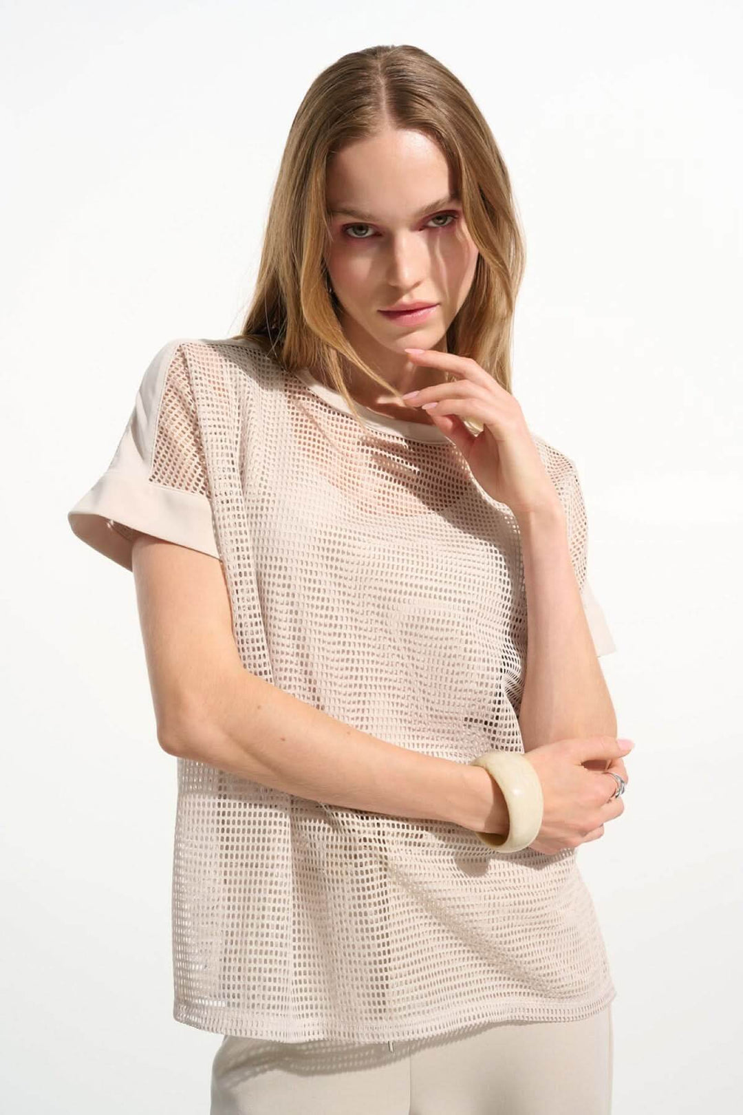 T-shirt ajouré fluide pour femme, design moderne avec maille légère quadrillée, manches courtes à revers et encolure ronde.