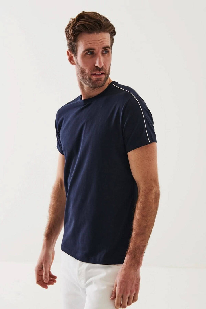T-shirt bleu marine à col rond avec ligne blanche, en coton pima extensible, coupe régulière et confort optimal.