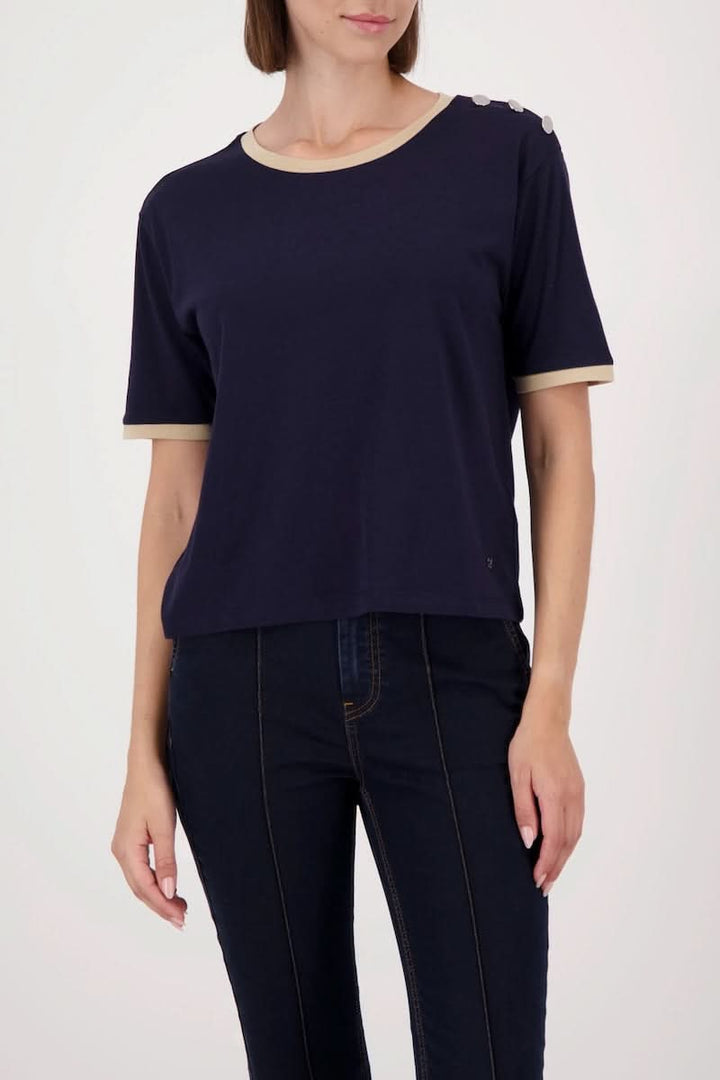 T-shirt à boutons décoratifs sur l’épaule avec finitions contrastantes et style décontracté chic, en jersey doux et respirant.