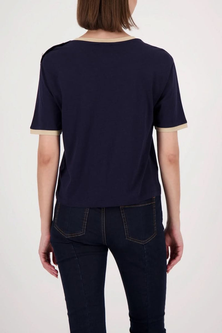 Vue arrière T-shirt à boutons décoratifs sur l’épaule avec finitions contrastantes, porté par modèle en jeans.