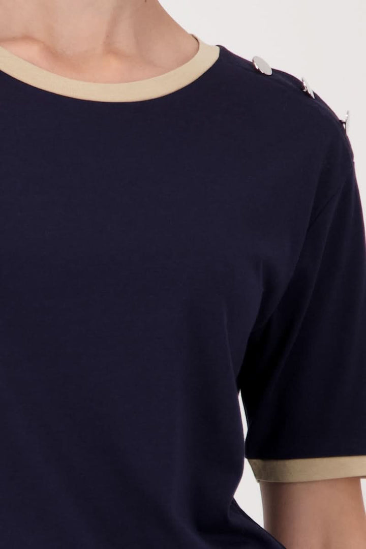 T-shirt à boutons décoratifs sur l’épaule avec finitions contrastantes, en jersey doux pour un style décontracté et chic.