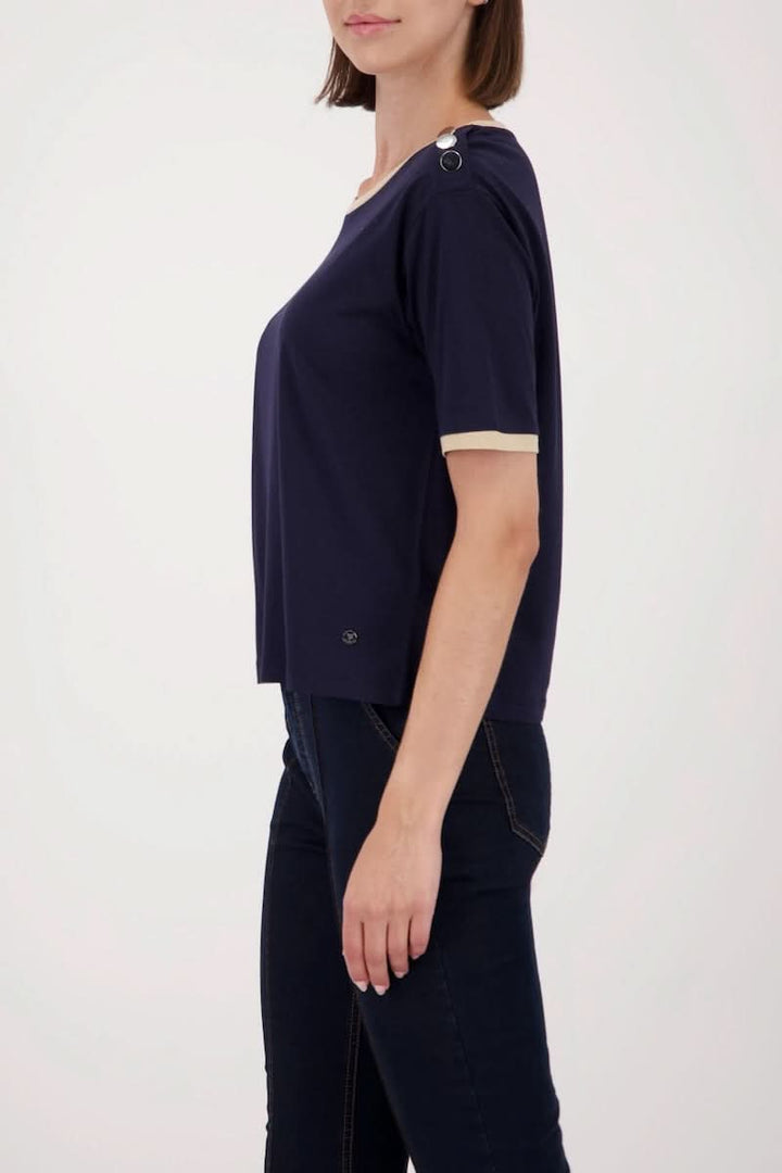 T-shirt à boutons décoratifs sur l’épaule avec finitions contrastantes en jersey doux. Parfait pour un look décontracté ou chic.