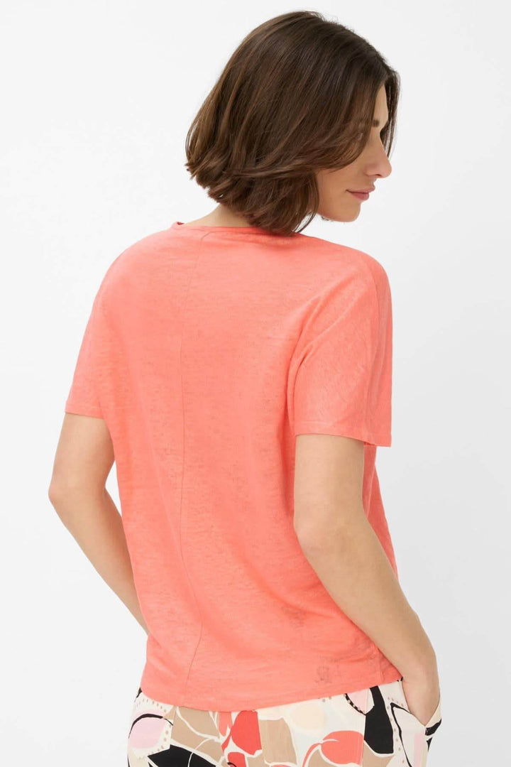 T-shirt col V CAELEN pour femme, en lin léger, couleur corail, vue arrière, style décontracté et élégant.