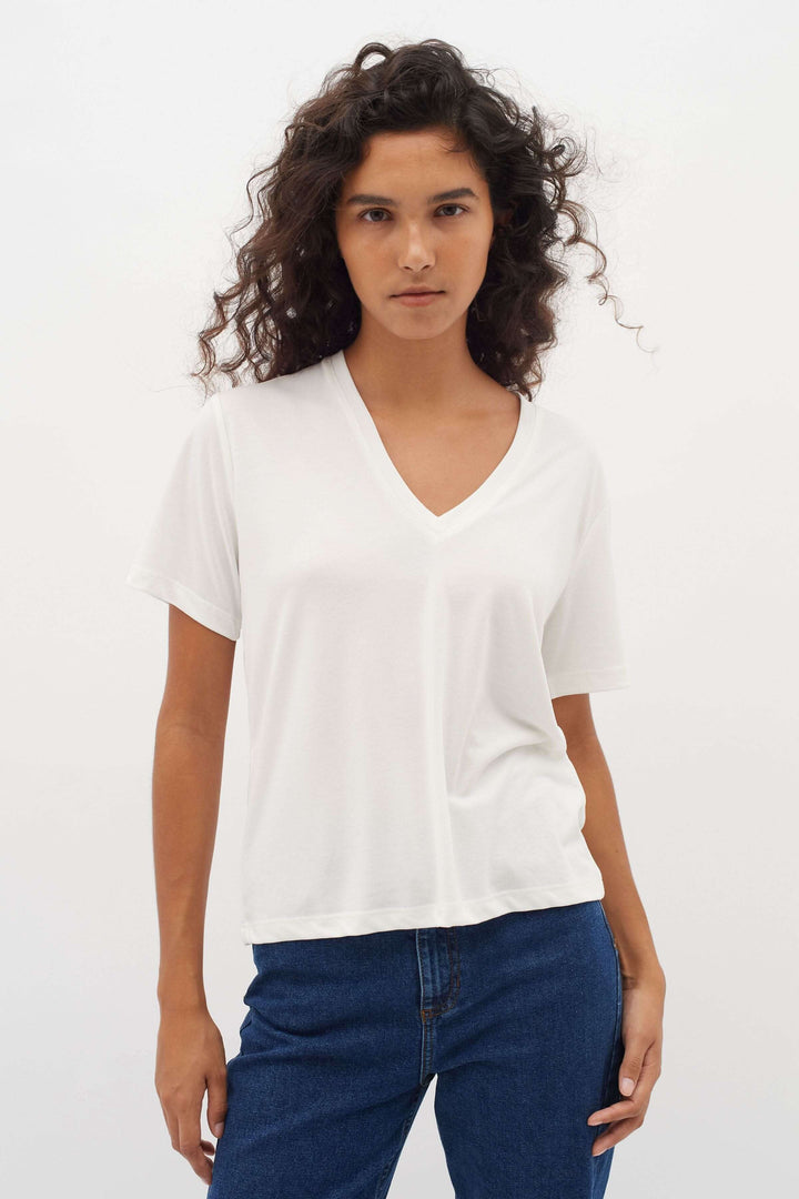 T-shirt col en V Liliana, blanc, coupe fluide, manches courtes, tissu doux et respirant, tenue décontractée.