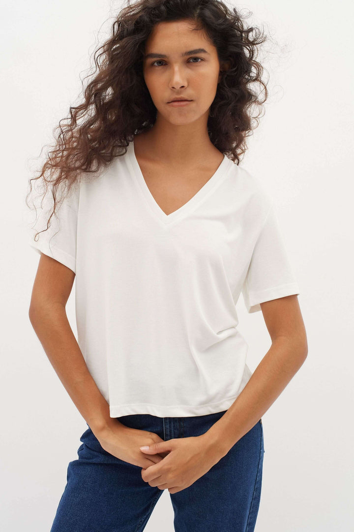 T-shirt col en V Liliana en blanc, coupe fluide, manches courtes, idéal pour un confort quotidien.