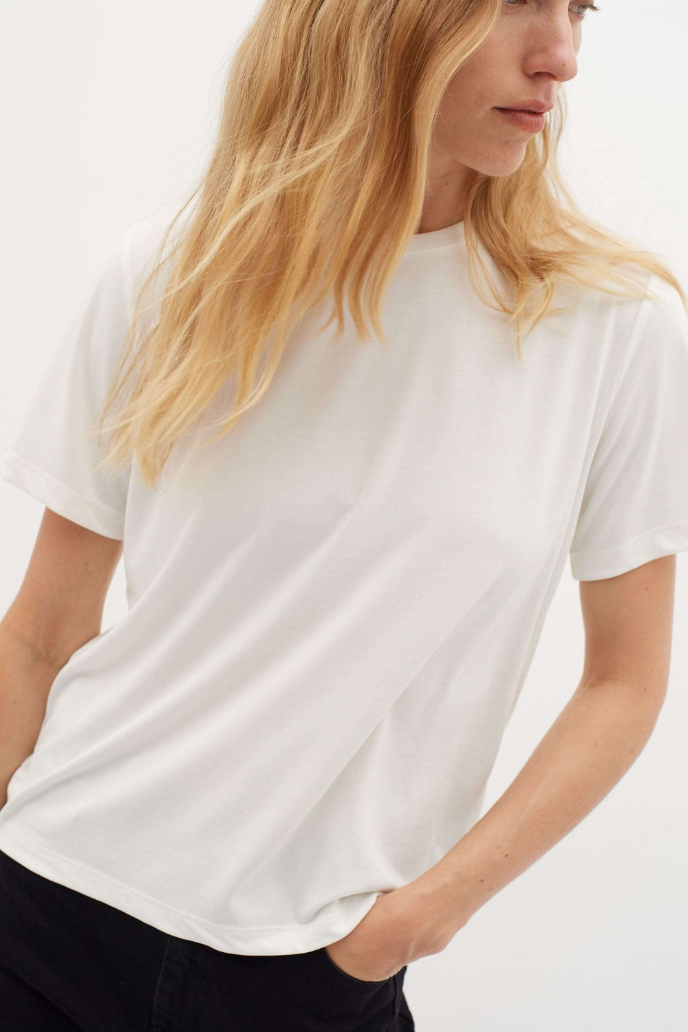 T-shirt col rond Liliana en blanc, doux et fluide, parfait pour un look décontracté.
