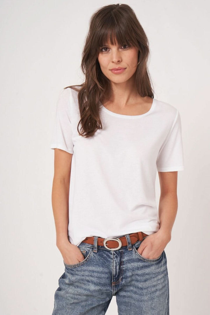 T-shirt col rond manches courtes sur une femme, style décontracté en jean, tissu doux et respirant.