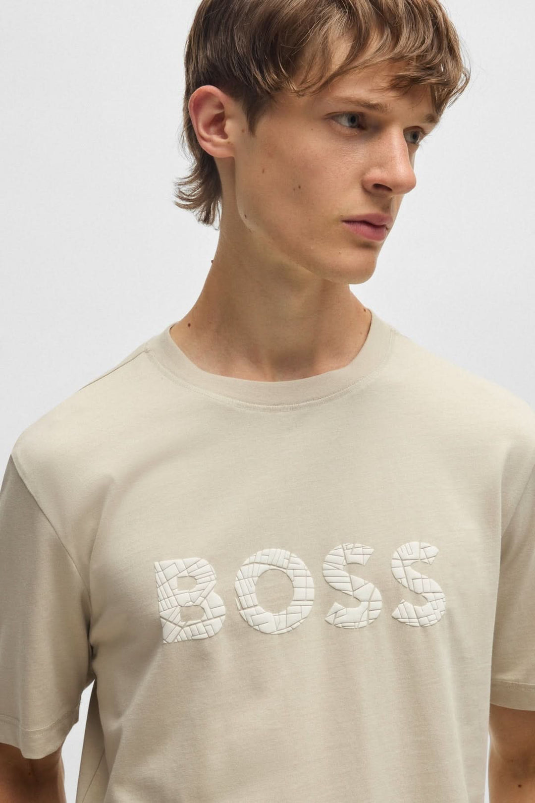 T-shirt BOSS en coton beige avec logo texturé sur le devant, idéal pour un look décontracté.
