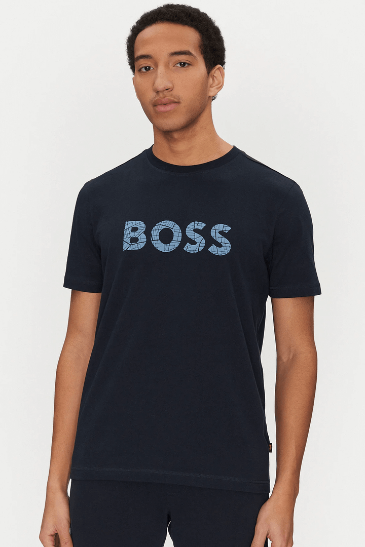 T-shirt BOSS en coton noir avec logo texturé bleu, coupe régulière et manches courtes.