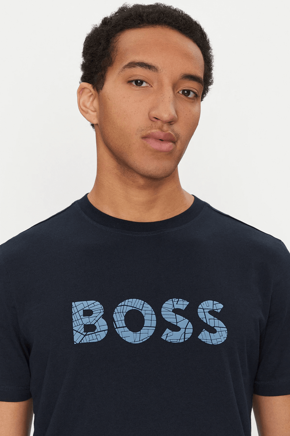T-shirt en coton noir BOSS avec logo texturé bleu sur le devant, style moderne et décontracté.