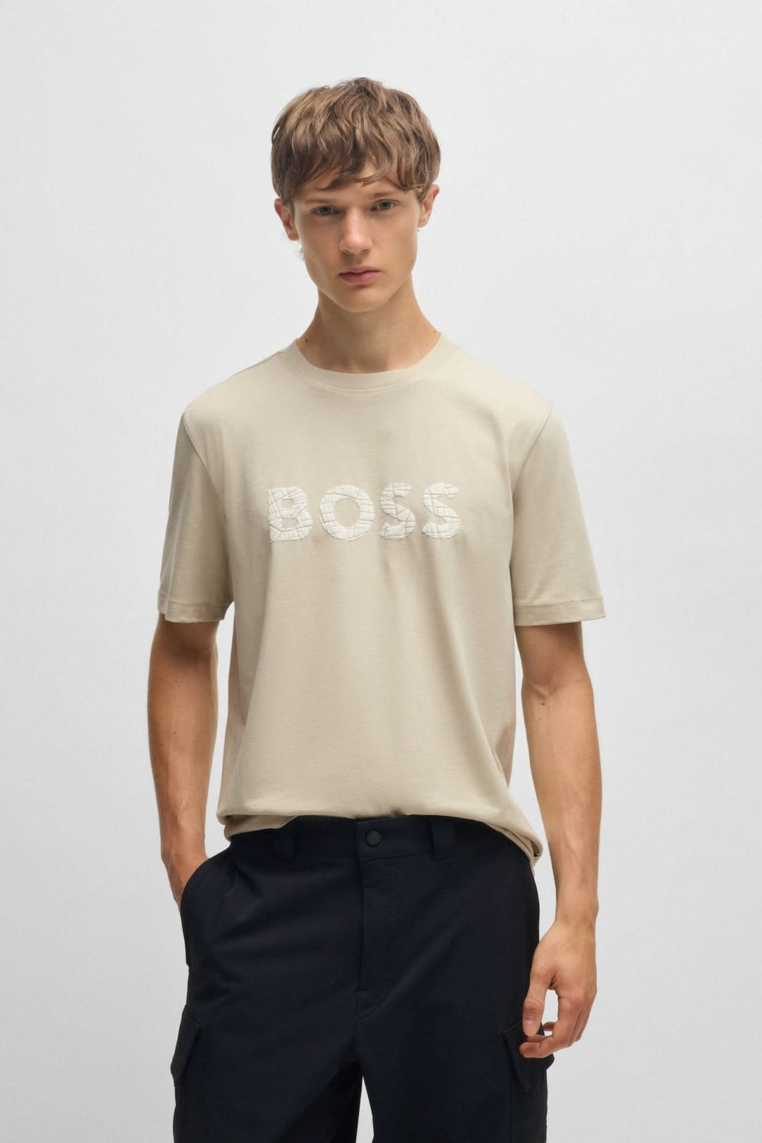 T-shirt de coton beige avec logo texturé BOSS, col rond et manches courtes, style décontracté.