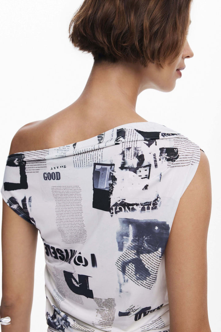 T-shirt drapé asymétrique à col bateau, imprimé typographique contemporain, vue de dos, style moderne et assumé.
