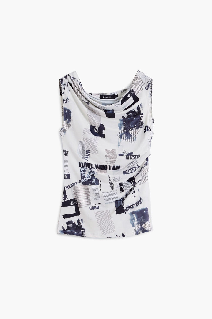 T-shirt drapé asymétrique à col bateau avec imprimé typographique audacieux, effet drapé sur le côté, manches très courtes.