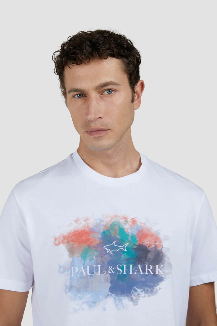 T-shirt en coton blanc avec imprimé aquarelle coloré et logo Paul &amp; Shark, idéal pour un style élégant.