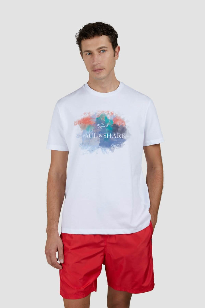 T-shirt en coton avec imprimé aquarelle multicolore Paul &amp; Shark, porté par un homme en short rouge.
