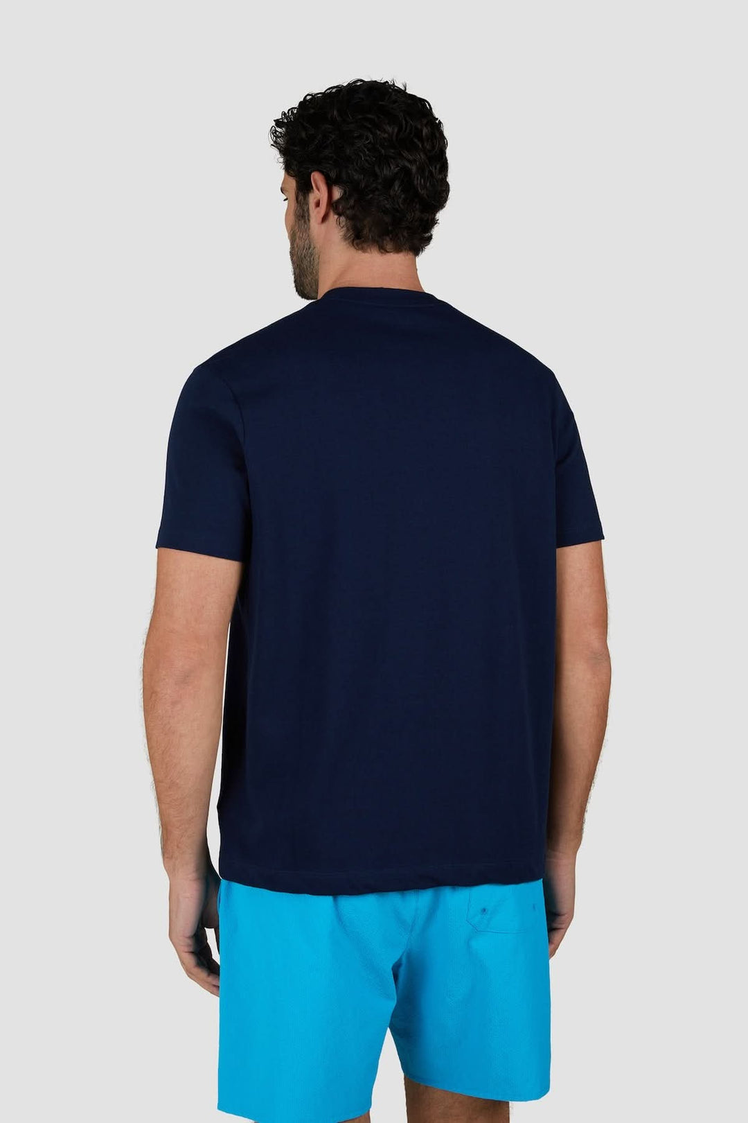 T-shirt en coton Paul & Shark de couleur bleu marine porté avec un short bleu clair, vue arrière.