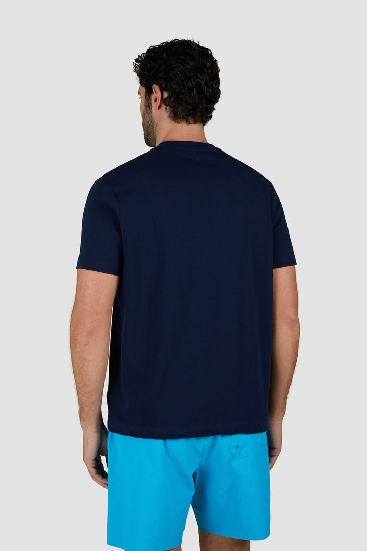 T-shirt en coton Paul & Shark de couleur bleu marine porté avec un short bleu clair, vue arrière.
